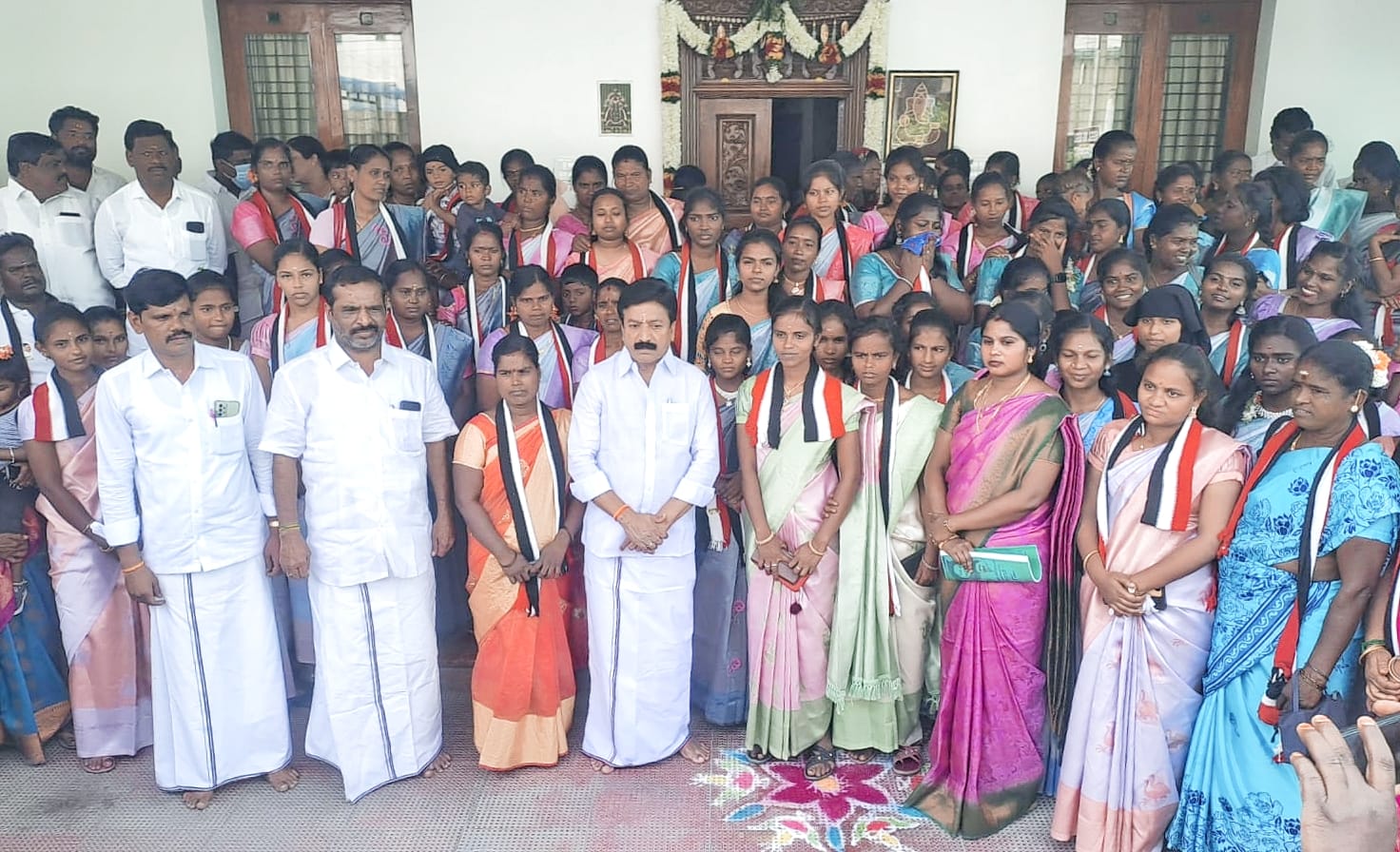 கல்லூரி மாணவ, மாணவிகளை,கட்சியில் இணைத்த சி.வி.சண்முகம்!- இது திண்டிவனத்தில்