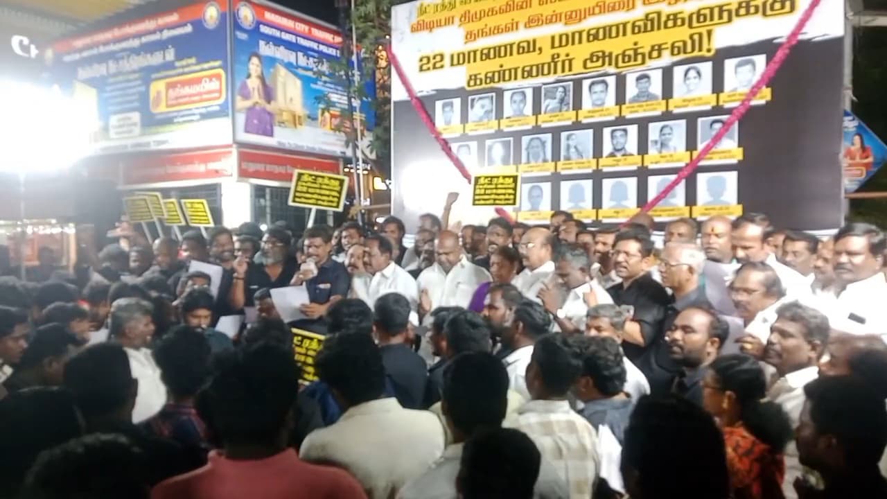 நீட் தேர்வு பயத்தில் உயிரிழந்த … 22 மாணவர்களுக்கு… மெழுகுவர்த்தி ஏந்தி அஞ்சலி…